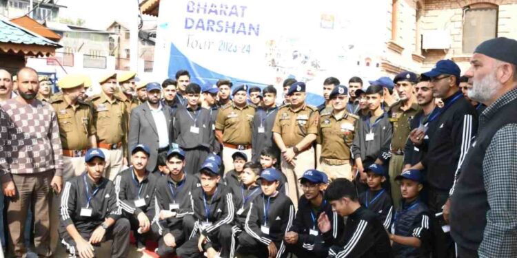 IGP Kashmir flags off students’ group for Bharat Darshan Tour IGP Kashmir flags off students’ group for Bharat Darshan Tour