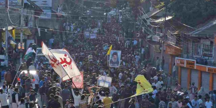 Kashmiri Shias protest killing of Hezbollah chief after Friday prayers