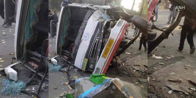 12 Passengers Injured in Baramulla Road Accident 12 Passengers Injured in Baramulla Road Accident