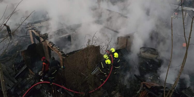 Six Residential Structures Damaged in Srinagar Blaze Six Residential Structures Damaged in Srinagar Blaze
