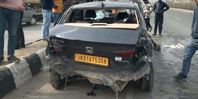 Two Tourists Injured in Srinagar Road Accident; One in Critical Condition Two Tourists Injured in Srinagar Road Accident; One in Critical Condition