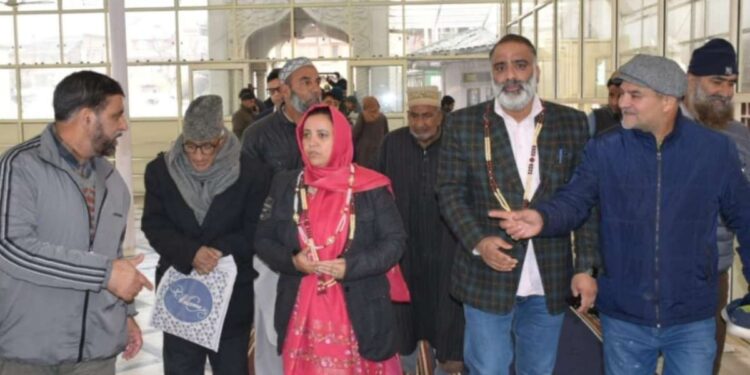 Sakeena Itoo Pays Obeisance at Dargah Hazratbal Srinagar
