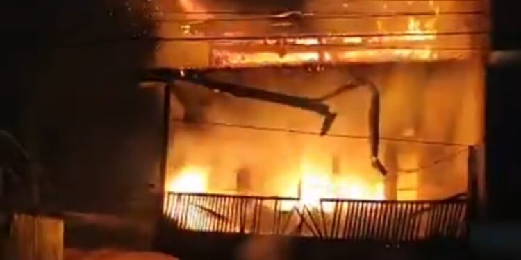 Massive Fire in Rajouri Kadal Damages Residential-Cum-Commercial Building, Two Firefighters Injured Fire Breaks Out in Noorbagh Sgr