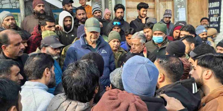 Pattan Traders Federation Protests Against Unscheduled Power Cuts, Blocks Srinagar-Baramulla Highway Pattan Traders Federation Protests Against Unscheduled Power Cuts, Blocks Srinagar-Baramulla Highway