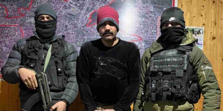 Srinagar Police Arrest Fraudster Exploiting Detainee's Family, Rs 30,000 Recovered Srinagar Police Arrest Fraudster Exploiting Detainee’s Family, Rs 30,000 Recovered