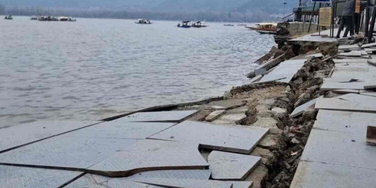 Section of Pathway Collapses on Boulevard Road in Srinagar Section of Pathway Collapses on Boulevard Road in Srinagar