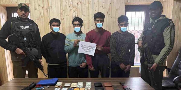 Posing as Commandos, Robbers Looting Trucks Arrested in Srinagar Posing as Commandos, Robbers Looting Trucks Arrested in Srinagar