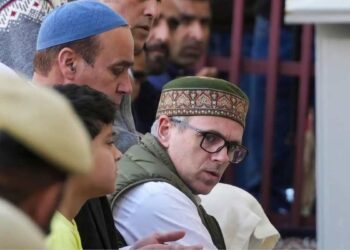 Jumat-ul-Vida: Thousands of Worshippers Throng Hazratbal Shrine; Auqaf Jamia Condemns Closure of Central Masjid