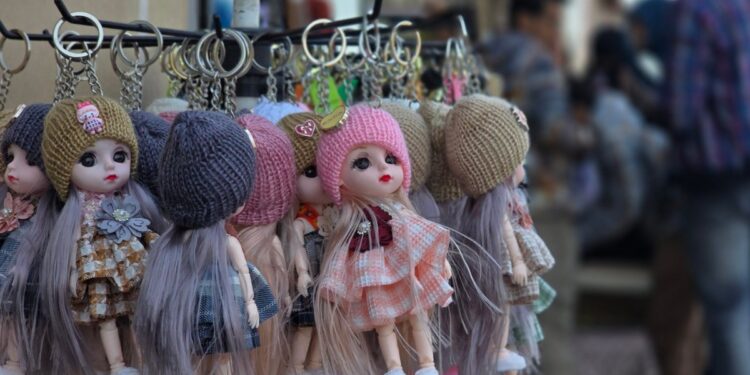 Kashmir Sees Sharp Decline in Eid Shopping; Garment Sales Plunge by 95 Percent, Traders Struggle Kashmir Sees Sharp Decline in Eid Shopping; Garment Sales Plunge by 95 Percent, Traders Struggle