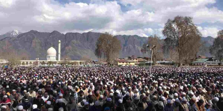 Thousands Throng Hazratbal Shrine on Friday Following of Eid-Milad-un-Nabi (SAW) J&K Waqf Board Announces Salary Hike for Imams, Khateebs & Staff
