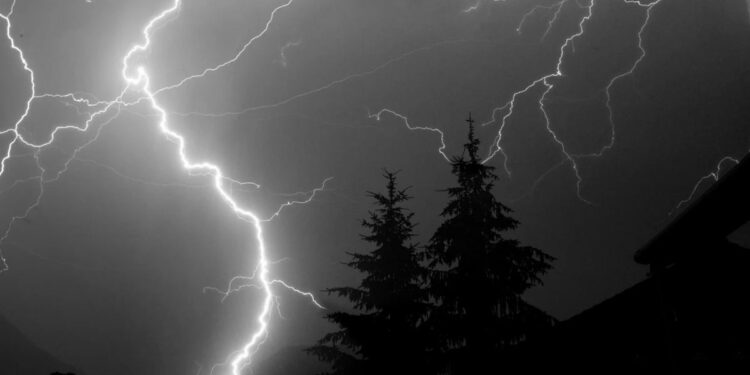 Rain, Thunderstorms Expected Across J&K for Next 4–6 Hours: MET Issues Advisory J&K Set for Wild Weather Tonight
