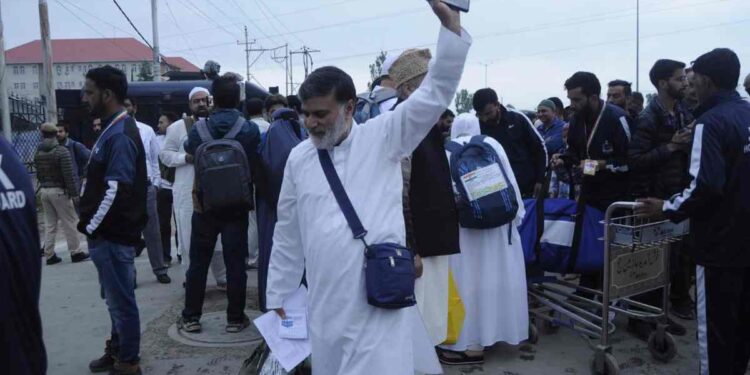 Srinagar Haj House Witnesses Emotional Scenes as First Batch of Hajj Pilgrims Departs Srinagar Haj House Witnesses Emotional Scenes as First Batch of Hajj Pilgrims Departs