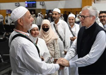 CM Omar Bids Farewell to First Batch of Hajj Pilgrims at SXR