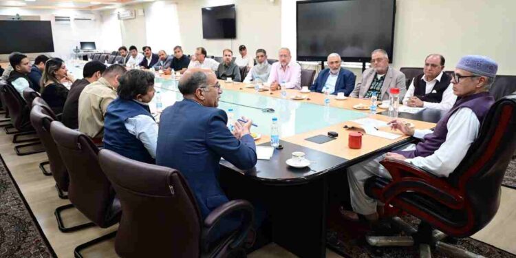 CM Omar Promises to Boost Kashmir Tourism, Assures Support to Stakeholders CM Omar Promises to Boost Kashmir Tourism, Assures Support to Stakeholders