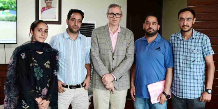 Dental Surgeons Meet CM Omar, Seek Resolution to 16-Year Unemployment Crisis Dental Surgeons Meet CM Omar, Seek Resolution to 16-Year Unemployment Crisis