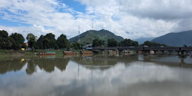 Srinagar Admin on High Alert Amid Weather Forecast: DC Srinagar Admin on High Alert Amid Weather Forecast: DC