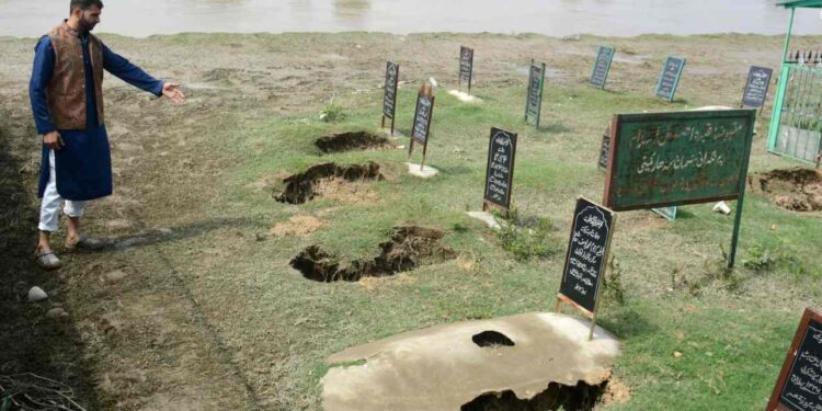 Floods Ravage Noorbagh Graveyard in Srinagar, Scores of Graves Damaged Floods Ravage Noorbagh Graveyard in Srinagar, Scores of Graves Damaged