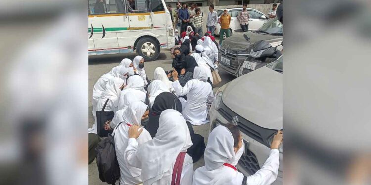 Nursing Students Block Srinagar-Baramulla Highway in Protest Over Registration Issue Nursing Students Block Srinagar-Baramulla Highway in Protest Over Registration Issue