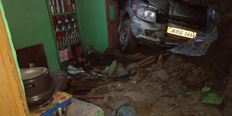 SUV Rams Into House in Baramulla, One Injured SUV Rams Into House in Baramulla, One Injured