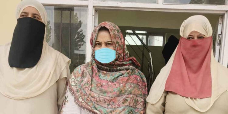 Srinagar Woman Arrested in Drug Smuggling Bid in Pulwama Srinagar Woman Arrested in Drug Smuggling Bid in Pulwama