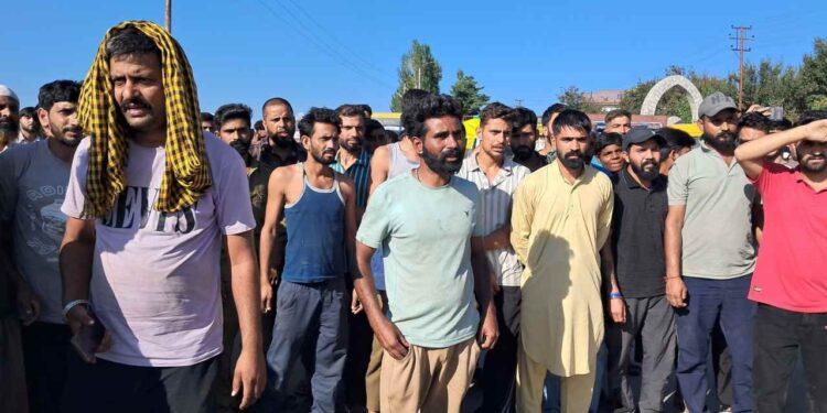 Truckers Demand Hassle-Free Movement on Mughal Road, Stages Protest in Shopian Truckers Demand Hassle-Free Movement on Mughal Road, Stages Protest in Shopian