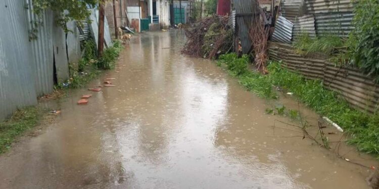 Waterlogging Cripples Life in Pulwama’s Ratnipora Waterlogging Cripples Life in Pulwama’s Ratnipora