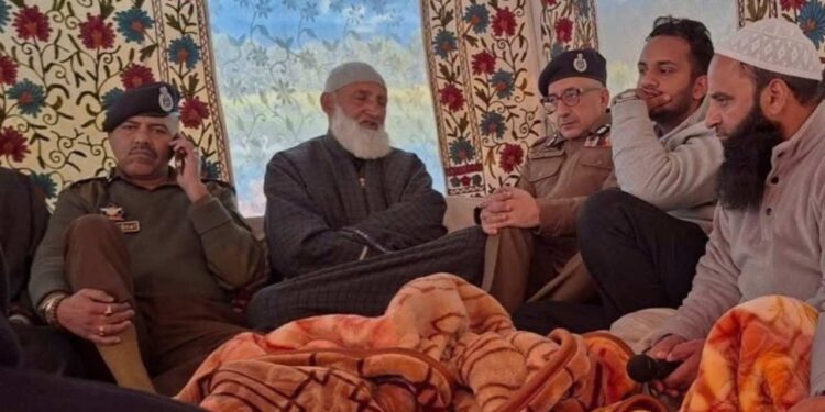 DGP Prabhat, Other Top Officers Visit Inspector Asrar's Family, Express Solidarity DGP Prabhat, Other Top Officers Visit Inspector Asrar’s Family, Express Solidarity