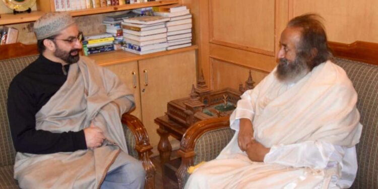 Sri Sri Ravi Shankar Calls on Mirwaiz in Srinagar